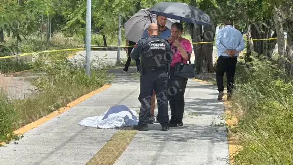 Personal de servicios periciales de la Fiscalía General del Estado se hizo cargo del procesamiento del traslado del cuerpo a la morgue Personal de servicios periciales de la Fiscalía General del Estado se hizo cargo del procesamiento del traslado del cuerpo a la morgue