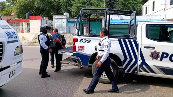 El hombre comenzó a llorar para no ser golpeado El hombre comenzó a llorar para no ser golpeado