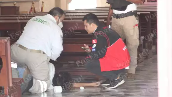 La mujer se desmayó cuando escuchaba la misa en la Catedral de Campeche La mujer se desmayó cuando escuchaba la misa en la Catedral de Campeche