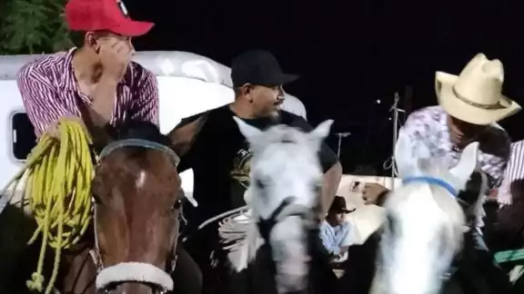 Los vaqueros solamente se burlaron de lo ocurrido Los vaqueros solamente se burlaron de lo ocurrido