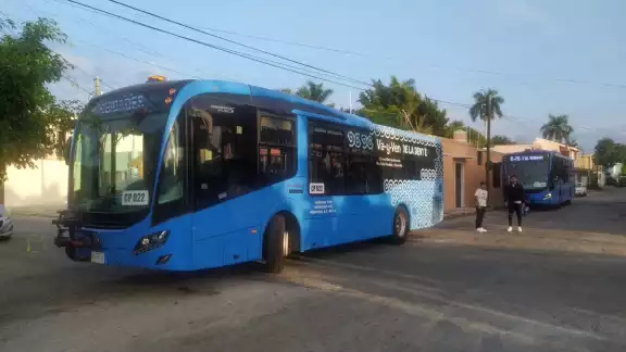 Abuelitos tuvieron que caminar varias calles para llegar a su destino