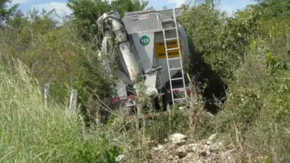 También arribó a la escena una grúa para que regresara al móvil a la carretera