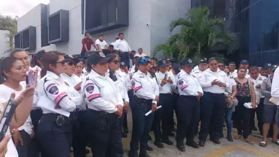 Elementos de Mujer Valiente tuvieron que ingresar a las galeras de varones Elementos de Mujer Valiente tuvieron que ingresar a las galeras de varones