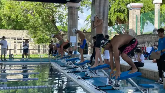 Los nadadores afiliados nadaron las pruebas de 200 metros combinado, 50, y 200 metros libre y 100 pecho Los nadadores afiliados nadaron las pruebas de 200 metros combinado, 50, y 200 metros libre y 100 pecho