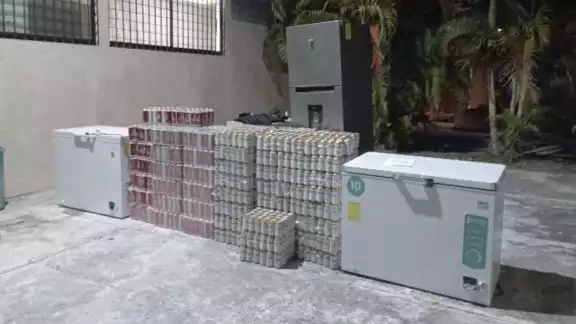 También se decomisaron artículos utilizados para la venta ilícita de bebidas alcohólicas También se decomisaron artículos utilizados para la venta ilícita de bebidas alcohólicas