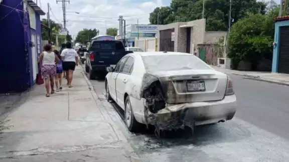 El propietario del vehículo afirmó que no tiene problemas con sus vecinos, por lo que se le hace extraño que hayan incendiado su auto El propietario del vehículo afirmó que no tiene problemas con sus vecinos, por lo que se le hace extraño que hayan incendiado su auto