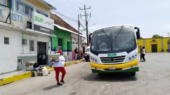 Los pasajeros tienen que abordar los autobuses en la calle y es un peligro, señalan Los pasajeros tienen que abordar los autobuses en la calle y es un peligro, señalan