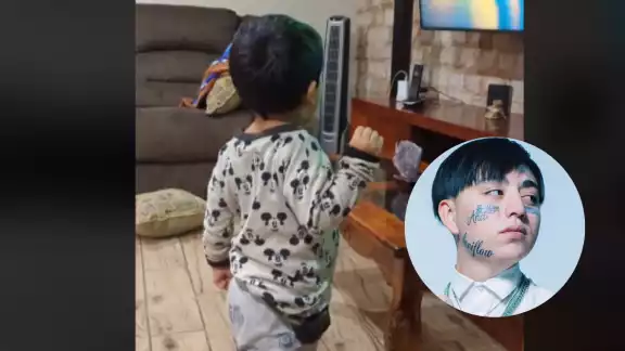 Además de cantar las vocales, el niño se deja llevar por el ritmo de la canción Además de cantar las vocales, el niño se deja llevar por el ritmo de la canción