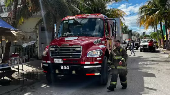 Los rescatistas fueron apoyados por policías municipales para evitar que curiosos complicaran las labores durante 30 minutos.
Los rescatistas fueron apoyados por policías municipales para evitar que curiosos complicaran las labores durante 30 minutos.