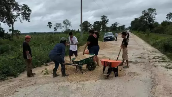 Los vecinos piden atención del Ayuntamiento, ya que por el material que utilizaron no tardará en dañarse Los vecinos piden atención del Ayuntamiento, ya que por el material que utilizaron no tardará en dañarse
