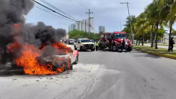 Por el incendio se tuvo que cerrar la circulación en la avenida Bonampak Por el incendio se tuvo que cerrar la circulación en la avenida Bonampak