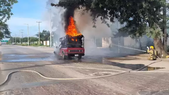 El chofer bajó de la unidad al ver las llamas y salió ileso El chofer bajó de la unidad al ver las llamas y salió ileso