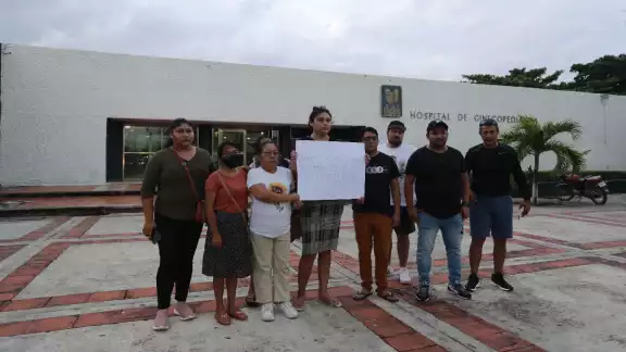 Familiares acusaron las malas prácticas de doctores.