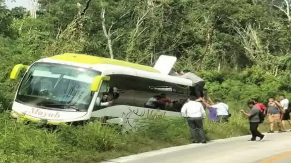 Autobús de la línea Mayab se sale de la carretera y deja varios lesionados en José María Morelos