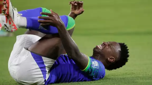 El delantero brasileño del Real Madrid, Vinicius, se lesionó en un partido de su selección contra Colombia El delantero brasileño del Real Madrid, Vinicius, se lesionó en un partido de su selección contra Colombia