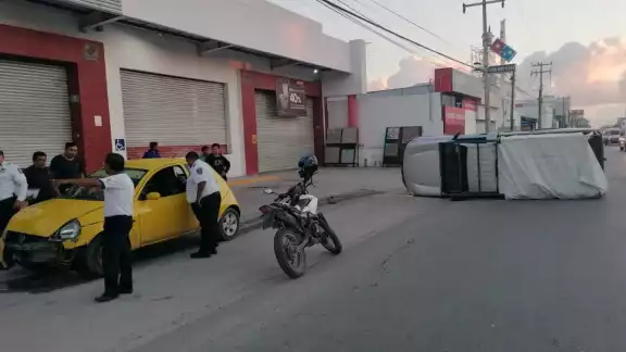 Una de las unidades quedó en medio de la vialidad; los choferes no ameritaron ser llevados a algún hospital de la ciudad. Una de las unidades quedó en medio de la vialidad; los choferes no ameritaron ser llevados a algún hospital de la ciudad.