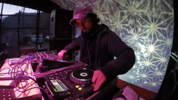 René Sánchez, el DJ que estaba en el rave en Israel. Foto: Especial René Sánchez, el DJ que estaba en el rave en Israel. Foto: Especial