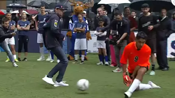 Max mostró sus dotes de futbolista. Foto: Especial Max mostró sus dotes de futbolista. Foto: Especial