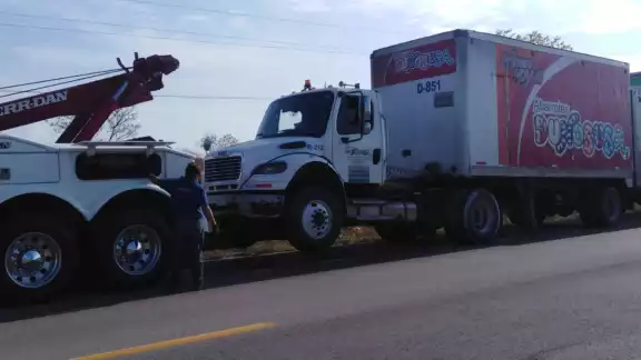El tráiler fue remolcado por una grúa El tráiler fue remolcado por una grúa