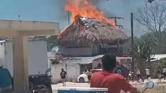 Al lugar llegaron elementos de los bomberos que poco pudieron hacer para detener el fuego