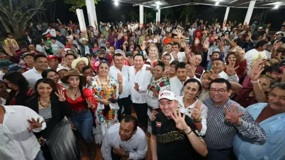 La militancia morenista le respondió con aplausos y gritos de apoyo La militancia morenista le respondió con aplausos y gritos de apoyo