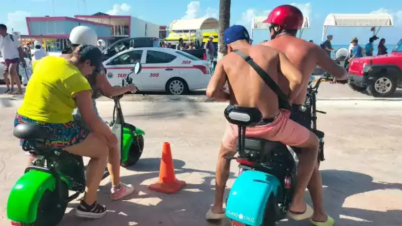 Es importante destacar que, de acuerdo con los empleados del sector, no todos los turistas que buscan alquilar una unidad cuentan con permisos específicos