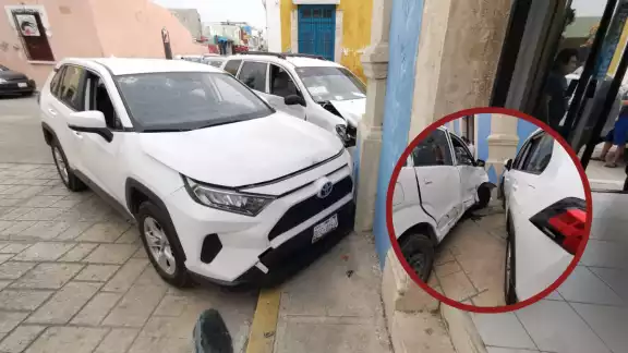 Choque deja daños de regular cuantía Choque deja daños de regular cuantía