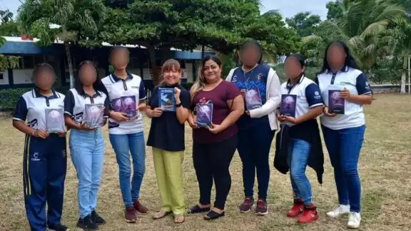 Compartió que trabajan en la creatividad de los jóvenes escritores, pues la inspiración viene en cosas sencillas Compartió que trabajan en la creatividad de los jóvenes escritores, pues la inspiración viene en cosas sencillas