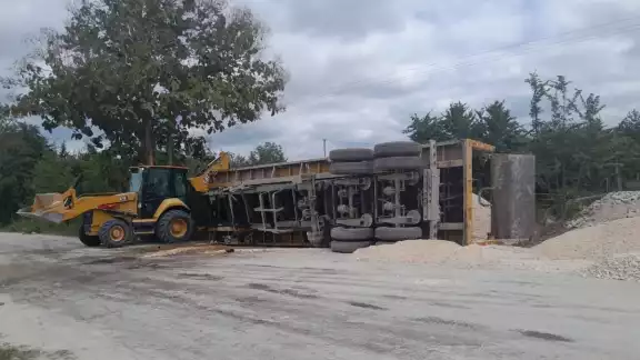 El tráiler obstruyo por más de una hora la vialidad El tráiler obstruyo por más de una hora la vialidad