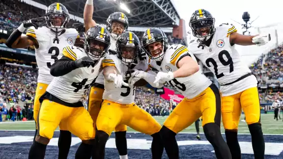 Con el triunfo sobre los Seahawks, los Pittsburgh Steelers se mantienen en la caza de uno de los dos puestos de wild card disponibles Con el triunfo sobre los Seahawks, los Pittsburgh Steelers se mantienen en la caza de uno de los dos puestos de wild card disponibles