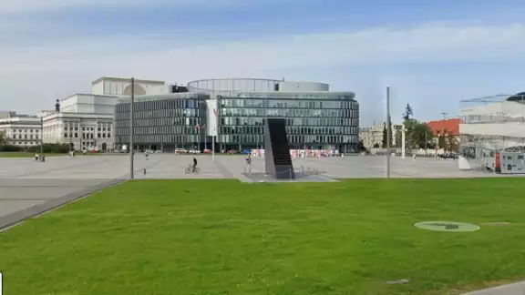 Monumento a las víctimas de la catástrofe aérea de Smolensk en la Plaza de Pilsudski