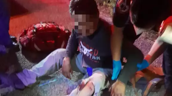 A causa del impacto, una moto quedó sobre la carretera y otra entre la maleza