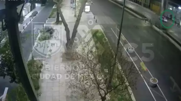 El acompañante quiso detener el taxi pero no logró alcanzarlo El acompañante quiso detener el taxi pero no logró alcanzarlo