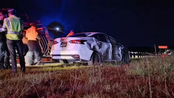El conductor no pudo salir del vehículo debido a los fuertes golpes que recibió al chocar El conductor no pudo salir del vehículo debido a los fuertes golpes que recibió al chocar