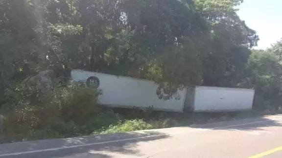 Al parecer el conductor del coche manejaba a exceso de velocidad y dormitó en el volante Al parecer el conductor del coche manejaba a exceso de velocidad y dormitó en el volante
