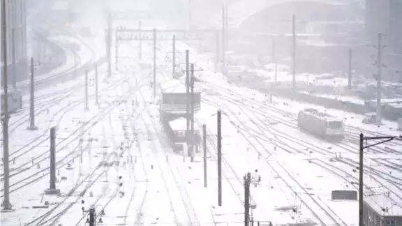 El este de Estados Unidos es golpeado por una gran tormenta de nieve, hielo y fuertes vientos, lo que ha ocasionado caos vial, suspensiones de vuelos y cortes de energía en 130 mil hogares El este de Estados Unidos es golpeado por una gran tormenta de nieve, hielo y fuertes vientos, lo que ha ocasionado caos vial, suspensiones de vuelos y cortes de energía en 130 mil hogares