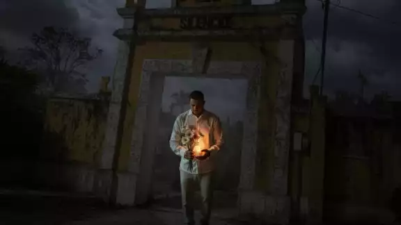 Cada año un alma en pena pide a tricitaxistas que lo lleven al cementerio para visitar su tumba Cada año un alma en pena pide a tricitaxistas que lo lleven al cementerio para visitar su tumba