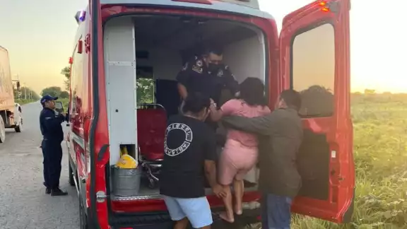 Paramédicos trasladaron a la mujer al hospital San Carlos de Tizimín Paramédicos trasladaron a la mujer al hospital San Carlos de Tizimín
