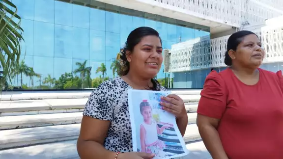 El familiar llegó con un acompañante que portaba pistolas para quitarle a su hija El familiar llegó con un acompañante que portaba pistolas para quitarle a su hija