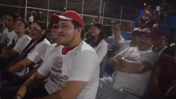 A pesar de la lluvia, los morenistas acudieron para escuchar el debate presidencial