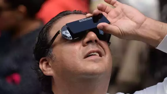 Durante el eclipse solar total es importante recordar que mirar directamente al Sol, sin protección adecuada, puede causar daños irreparables en los ojos Durante el eclipse solar total es importante recordar que mirar directamente al Sol, sin protección adecuada, puede causar daños irreparables en los ojos
