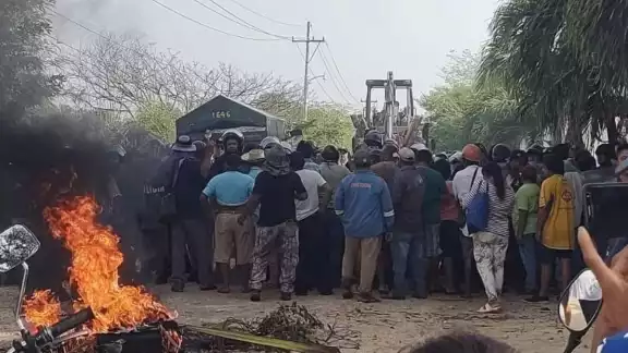 Las fuerzas del orden alegan que tres agentes resultaron lesionados. (
