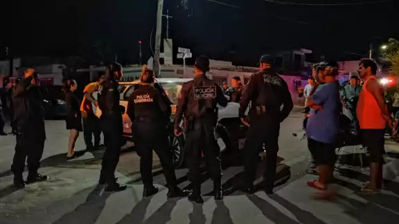 Ante el auxilio de vecinos, al lugar llegaron 10 patrullas con agentes policiacos Ante el auxilio de vecinos, al lugar llegaron 10 patrullas con agentes policiacos