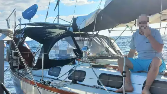 La pareja fue llevada a la costa de Cozumel luego de quedar varados en su velero La pareja fue llevada a la costa de Cozumel luego de quedar varados en su velero