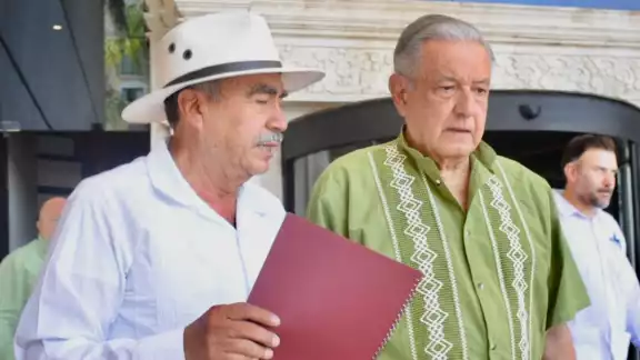 El mandatario fue recibido por simpatizantes y militantes de Morena cuando salía de su hotel ubicado en Paseo de Montejo El mandatario fue recibido por simpatizantes y militantes de Morena cuando salía de su hotel ubicado en Paseo de Montejo