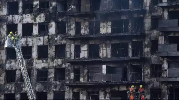 Al menos cuatro personas murieron en un voraz incendio que consumió un edificio de catorce plantas en la ciudad española de Valencia