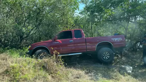 La camioneta tuvo que ser remolcada por una grúa La camioneta tuvo que ser remolcada por una grúa