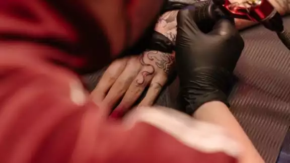 Cofepris emitió huna nueva guía con los requisitos para que los tatuadores puedan obtener la tarjeta de control sanitario