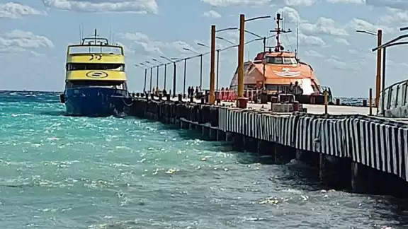 Turistas desconocen lo que implica navegar con mar picado. Turistas desconocen lo que implica navegar con mar picado.