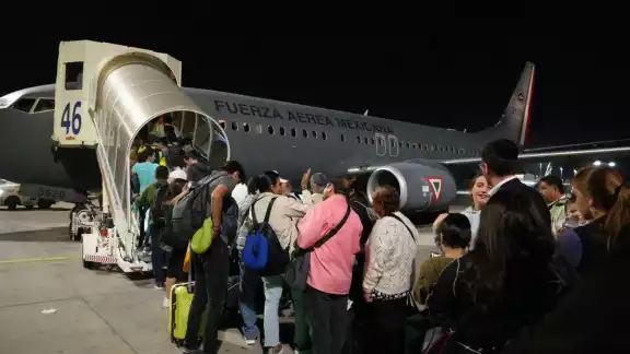 Ambos aviones enviados por éxico para rescatar a mexicanos en Israel, salieron de la zona de cnflicto y viajan de regreso a México con 276 personas